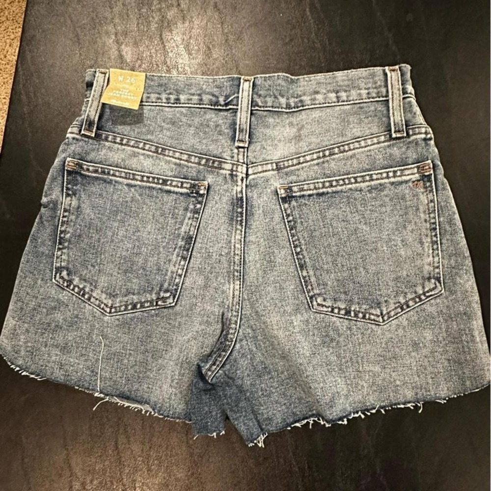 NWT Madewell brand medium wash cut off denim shorts in a size 26 or a size 2.